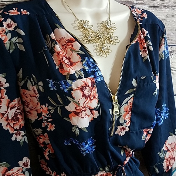 (SOLD ON MERC) Floral tie blouse - Picture 4 of 6